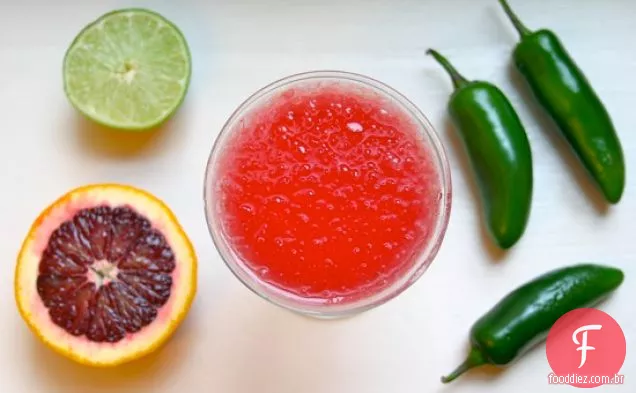 Spicy-cool Sangue Laranja-jalapeño Margaritas em linha reta até cocktail