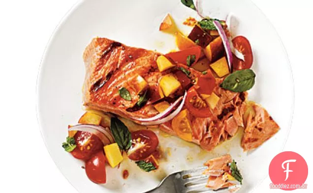 Salmão rei grelhado com molho de tomate e pêssego
