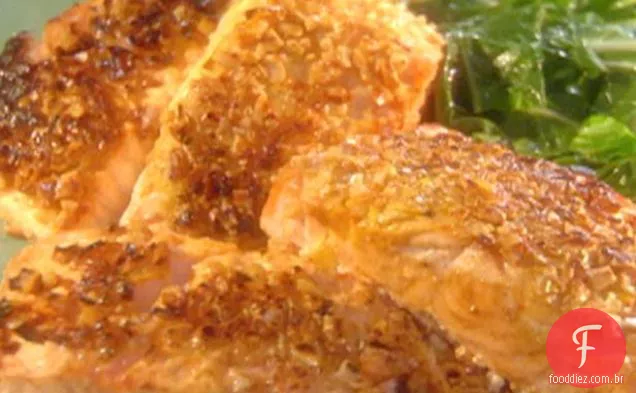 Salmão com crosta de caju com Bok Choy