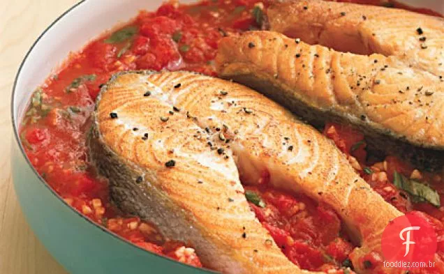 Salmão assado na panela e tomate