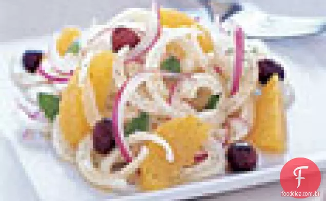 Salada siciliana de erva-doce e laranja com cebola roxa e hortelã
