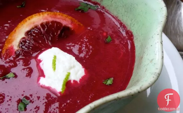Sopa De Beterraba Vermelha Assada, Laranja De Sangue E Gengibre Com Creme De Laranja