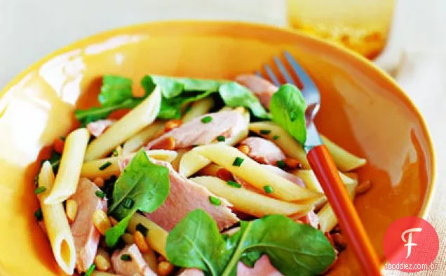 Penne com salmão, rúcula e cebolinha