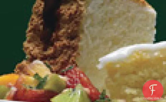 Bolo de comida de anjo laranja com molho de caramelo e compota de frutas tropicais