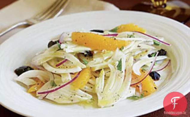 Salada De Erva-Doce E Laranja Com Cebola Roxa E Azeitonas