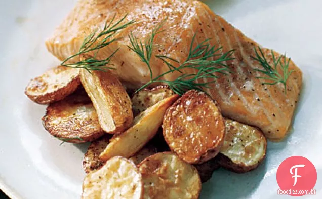 Salmão assado e batatas com endro