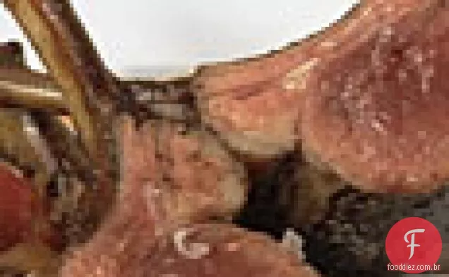 Cremalheira Spice-Coated do Cordeiro para dois com rúcula, abacate, e salada alaranjada do sangue