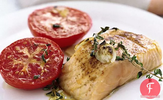 Salmão grelhado com alho e tomate