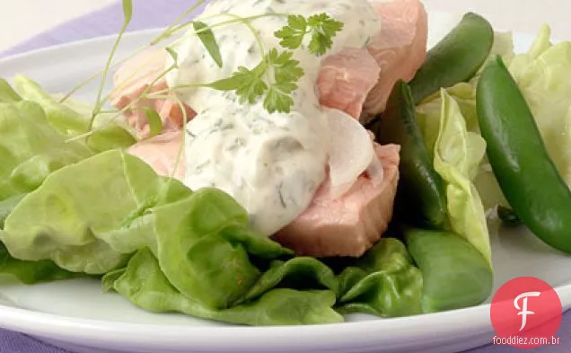 Salmão escalfado com molho cremoso de ervas