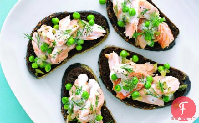 Salada de salmão com ervilhas e endro