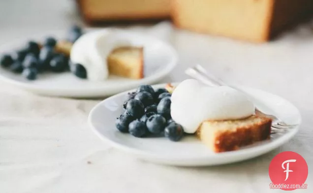 Bolo De Fubá Com Mirtilos E Chantilly De Bordo