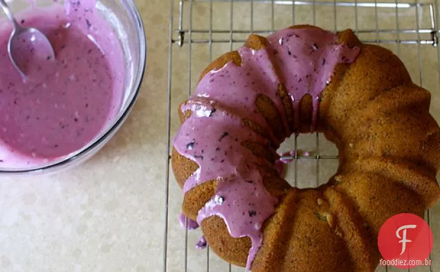 Bolo De Semente De Papoula Com Esmalte De Mirtilo