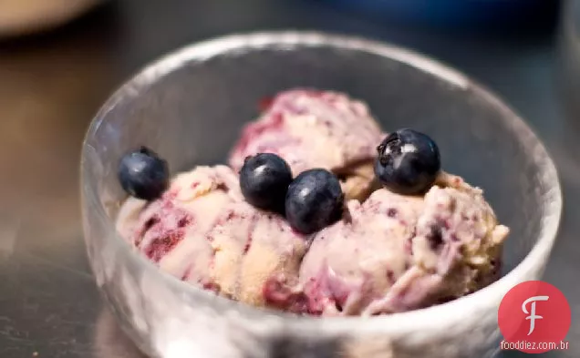 Gelato De Chá Preto Com Redemoinho De Mirtilo