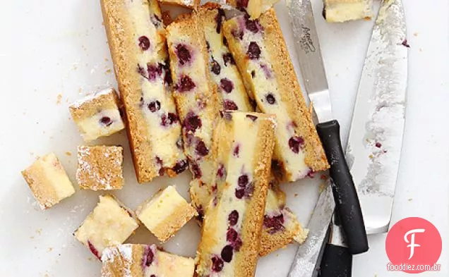 Barras de bolo de manteiga pegajosa Momofuku ooey com mirtilos