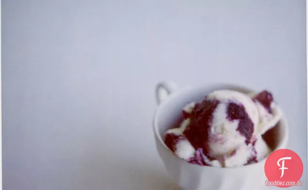 Iogurte Congelado Com Limão Com Uma Faixa De Mirtilo