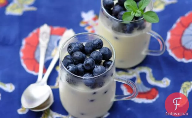 Iogurte De Água De Rosas Panna Cotta Com Mirtilos