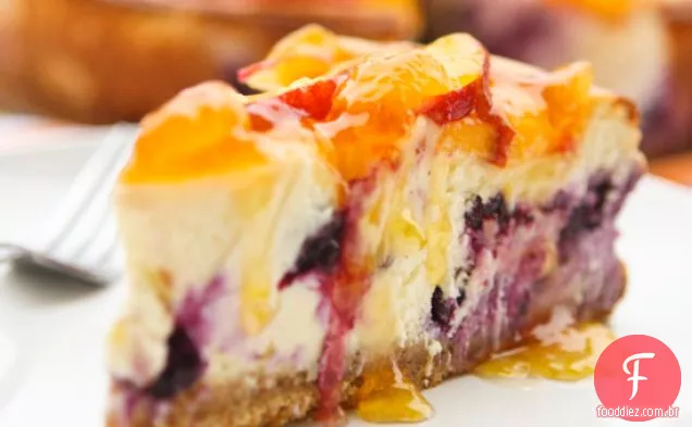 Cheesecake de mirtilo com cobertura de pêssego