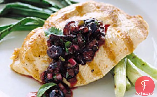Frango grelhado com molho de mirtilo e manjericão