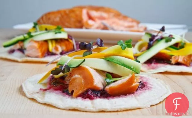 Salmão Bulgogi Tacos com Blueberry Habanero Salsa