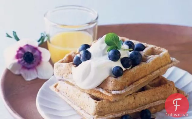 Waffles de milho azul com creme de lavanda e mirtilos frescos