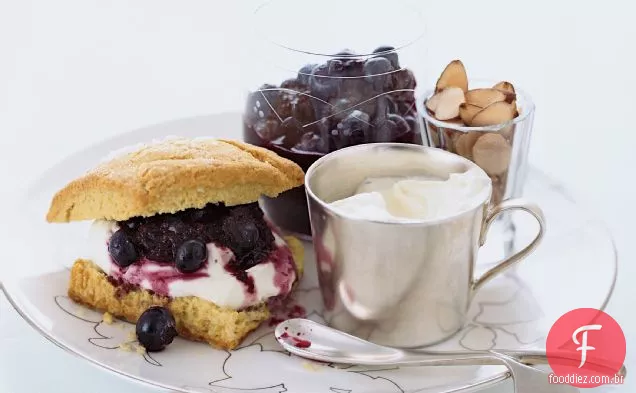 Bolinhos de mirtilo e amêndoa com Crème Fraîche