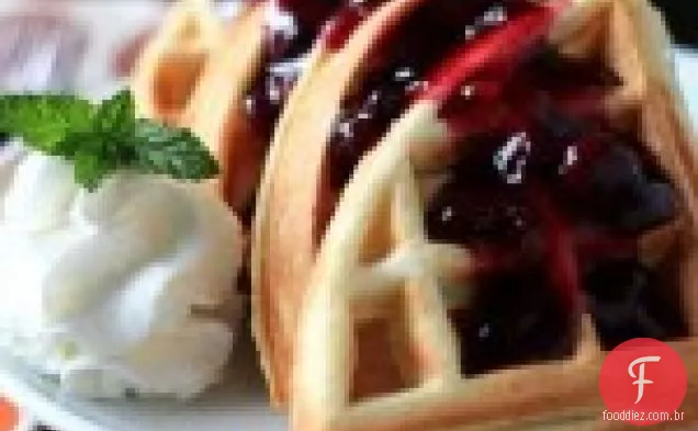 Waffles De Baunilha Com Molho Caseiro De Mirtilo