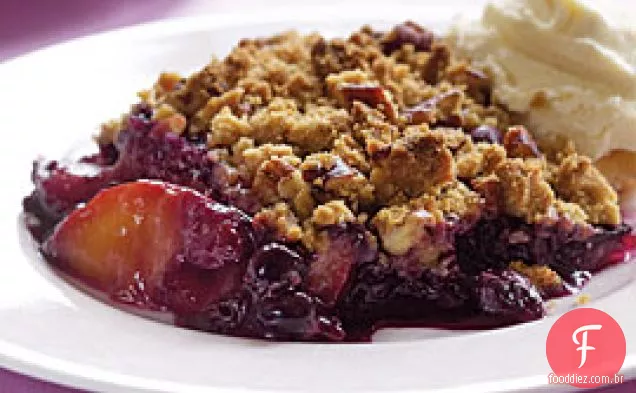 Peach & Blueberry Crisp com cobertura de nozes temperadas