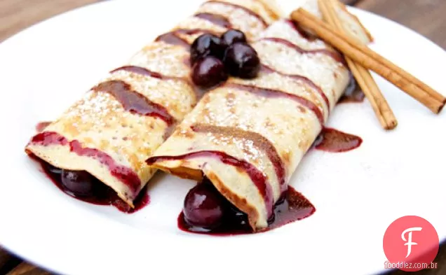 Crepes De Canela Com Compota De Mirtilo