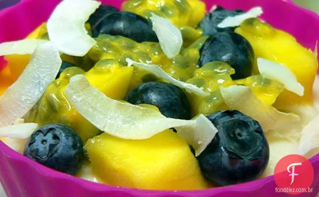 Blancmange De Coco Sem Laticínios Com Manga, Mirtilos E Paixão