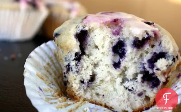 Muffins Selvagens Do Limão Do Mirtilo Com Esmalte Do Limão