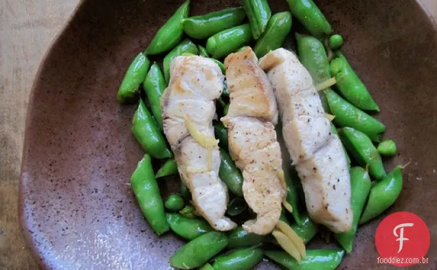 Ervilhas e peixes fritos de gengibre
