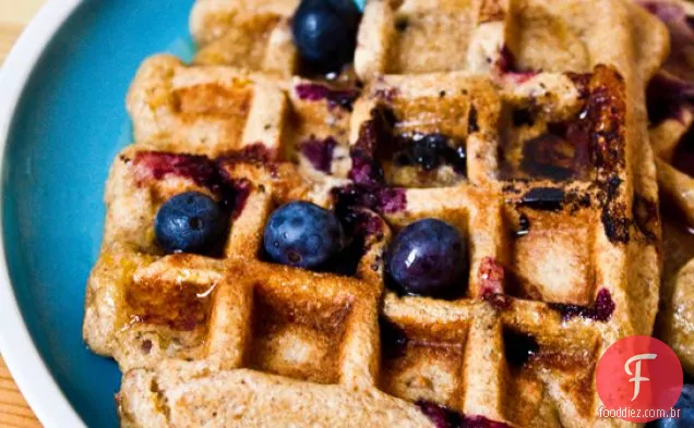 Waffles Frescos Do Trigo Integral Do Citrino Do Mirtilo