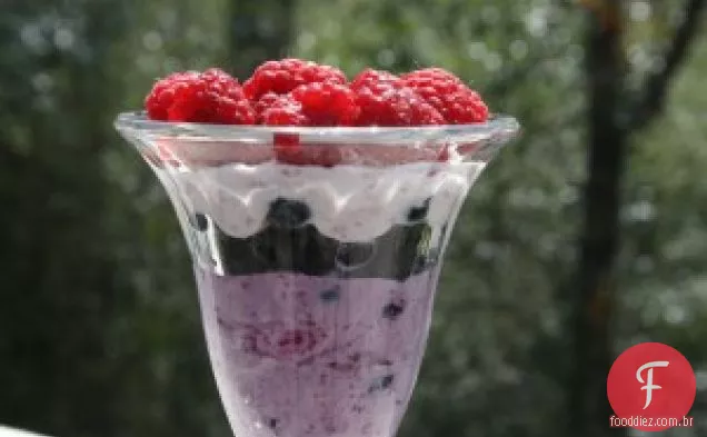 Parfaits de framboesa e mirtilo com iogurte grego