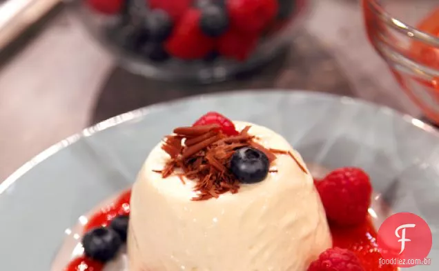 Panna Cotta Simples Com Frutas De Verão E Chocolate Amargo