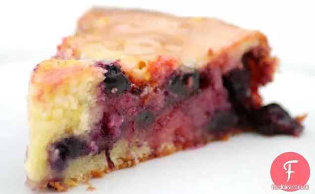 Bolo de café de mirtilo-limão com esmalte de limão