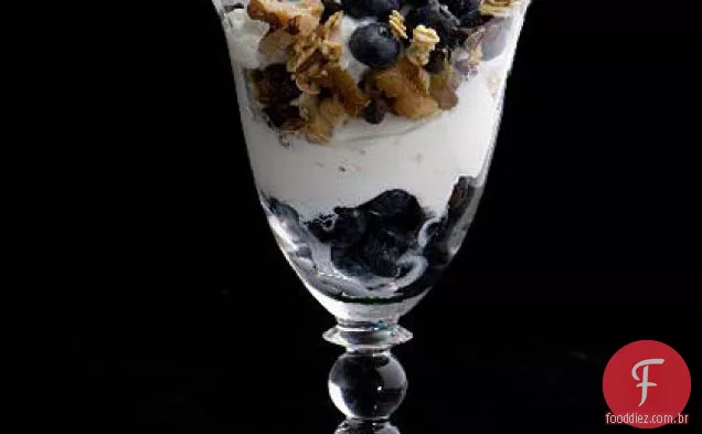 Iogurte grego, Chocolate, noz e parfaits de mirtilo selvagem