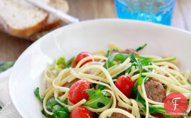 Macarrão Com Feijão Branco, Tomate E Salsicha