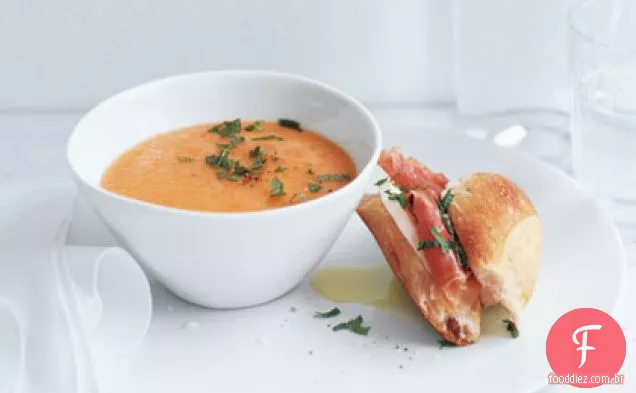 Sopa de melão com sanduíches Prosciutto e mussarela