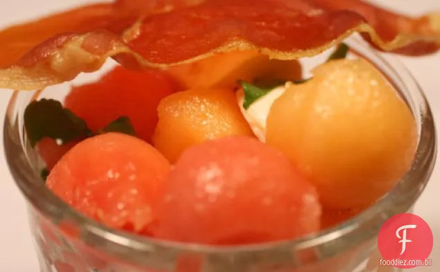 Salada De Melão E Mussarela Com Vinagrete De Água De Rosas E Cris