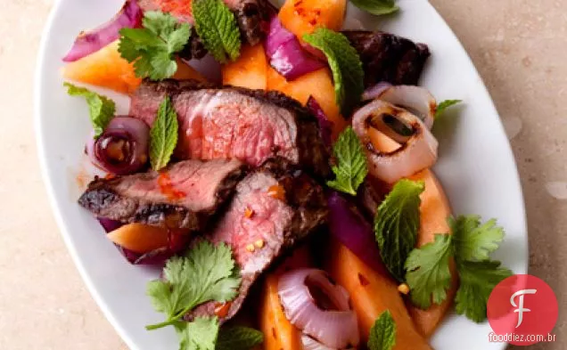 Melão e bife com molho de páprica defumado
