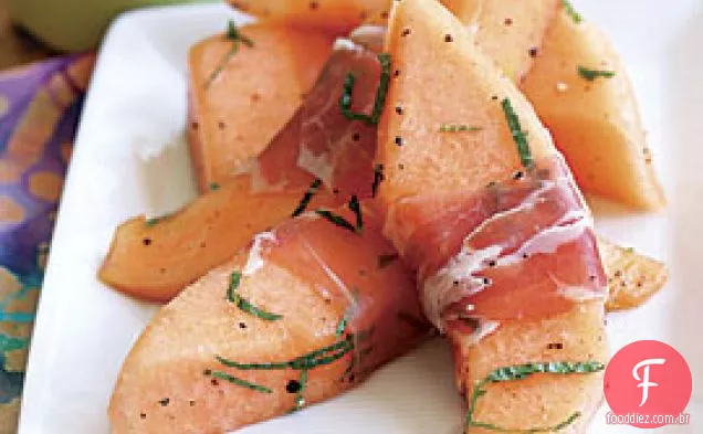 Melão envolto em Prosciutto com hortelã e vinagre balsâmico branco