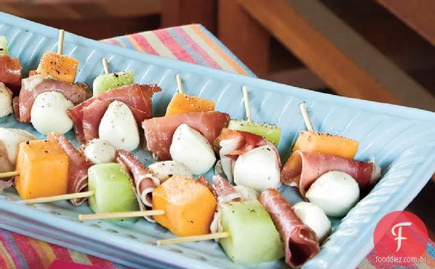 Melão, mussarela e espetos Prosciutto