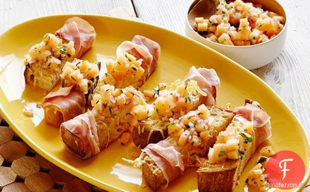 Crostini embrulhado em Prosciutto com melão Salsa Crudo