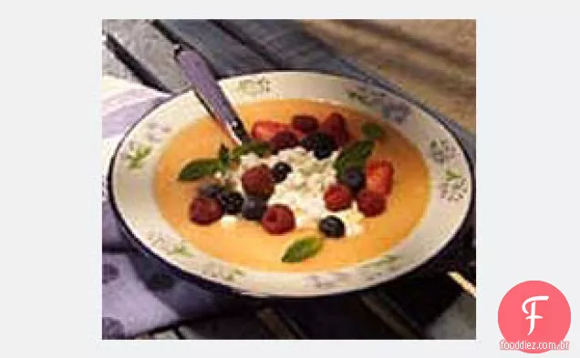 Sopa de melão refrescante com bagas variadas