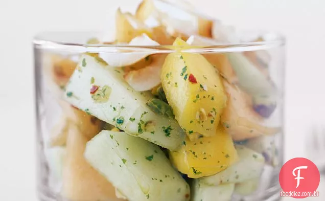 Salada de melão e manga com coco torrado e pistache