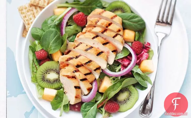 Frango grelhado e salada de frutas
