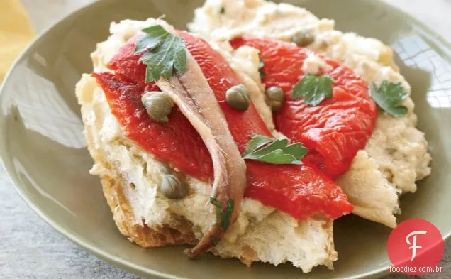 Pimentas vermelhas assadas com molho Tonnato
