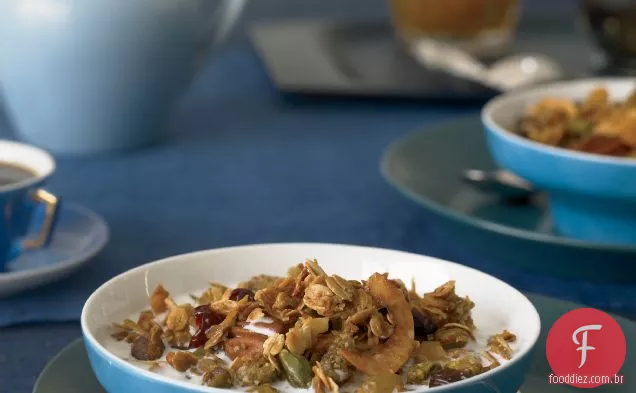 Granola embalada com frutas e nozes