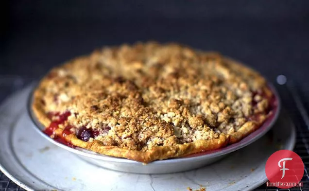 Torta De Cereja Azeda Com Crumble De Amêndoa