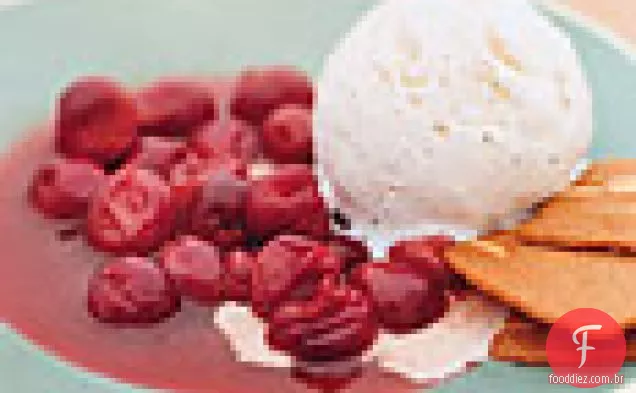 Frigideira quente cerejas azedas com sorvete de baunilha